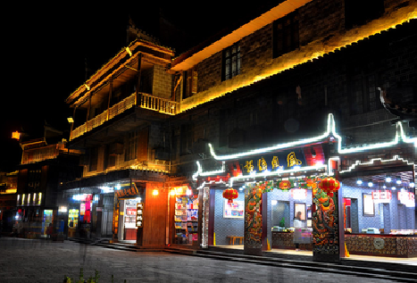 {sitename}点亮沿街夜色！商铺亮化工程，夜景氛围感拉满。